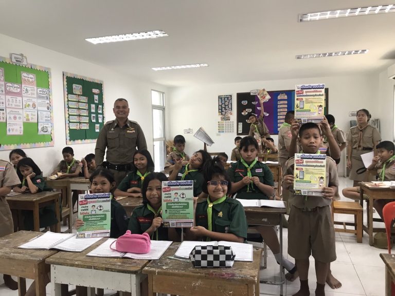 ครูตำรวจ D.A.R.E. ให้ความรู้เกี่ยวกับยาเสพติด ฯลฯ